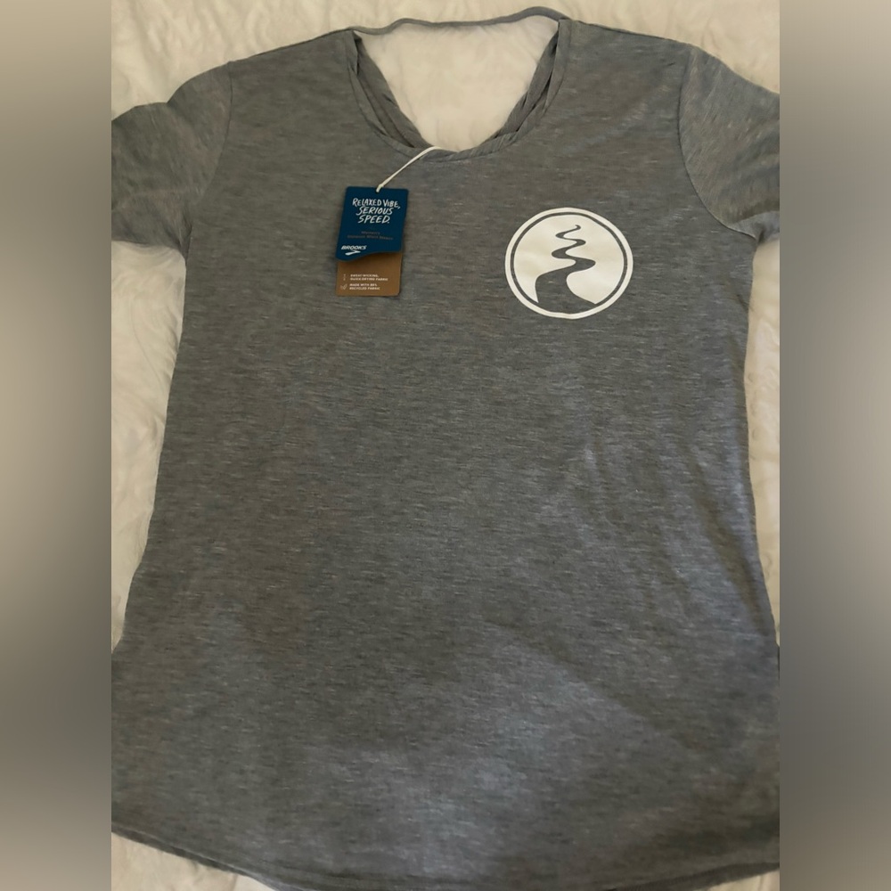 NWT Brooks women’s distance short sleeve tee
